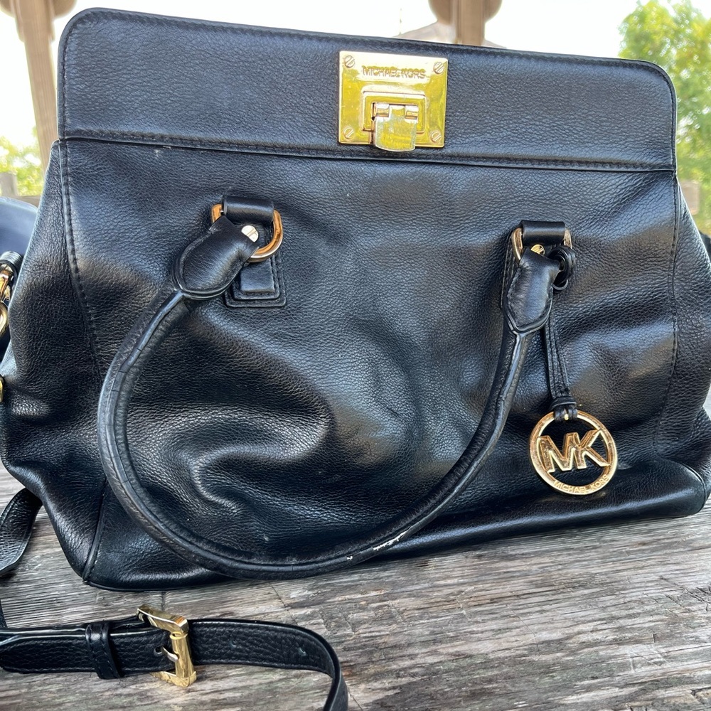 MICHAEL  KORS BLACK LEATHER CROSSBODY BAG WITH HANDLES, needs conditioning,